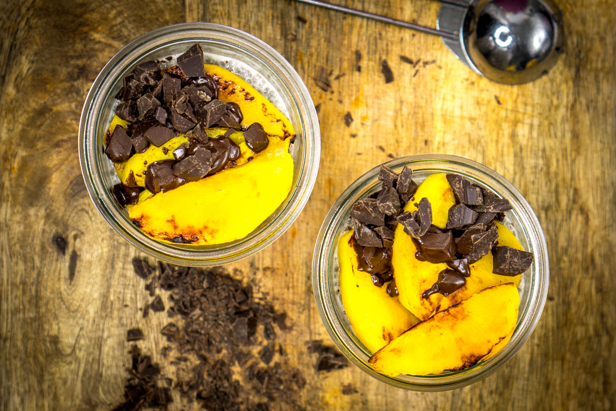 Puding de chía con meloctones braseados