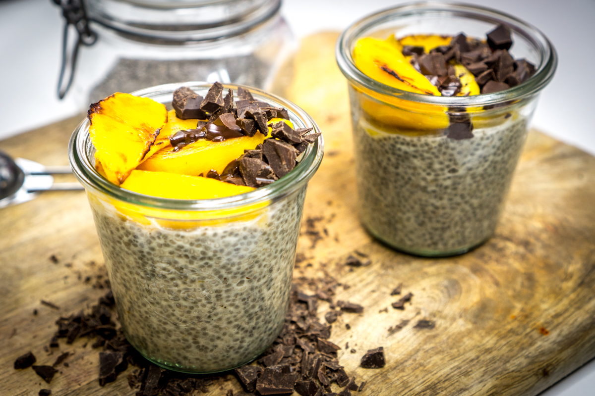 Puding de chía con meloctones braseados