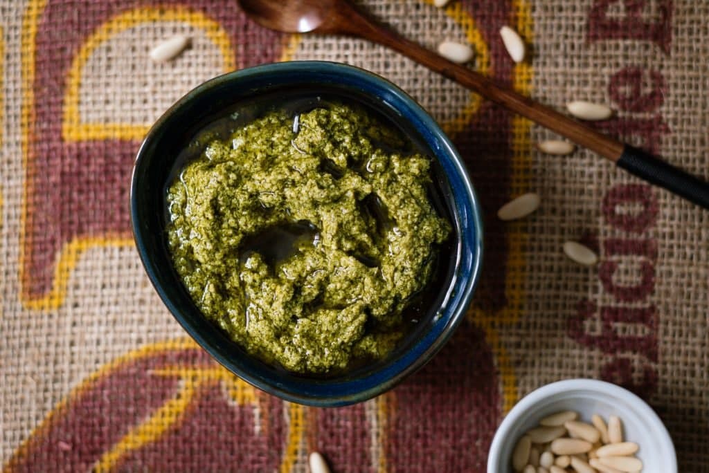 Pesto con hojas de zanahorias (cocina de aprovechamiento)
