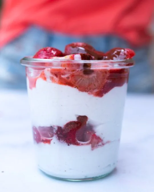 Yogur con fresas asadas
